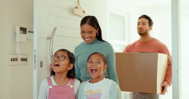 Forældre Børn Bevægende Wow Nyt Hus Med Begejstret Overraskelse Glad – Stock-video