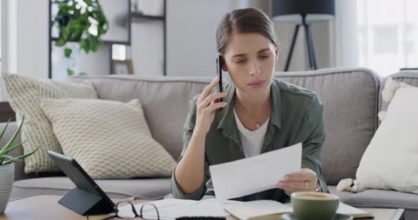 Телефонний Дзвінок Стрес Жінка Фінансовими Документами Дивані Борги Податкові Векселі — стокове відео
