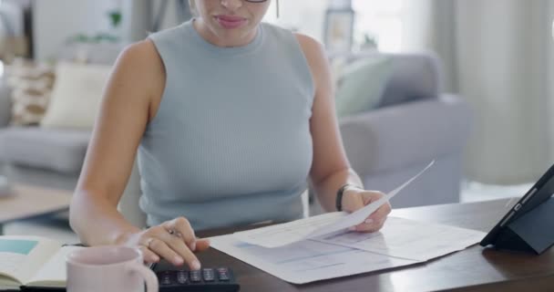 家庭での銀行 支払いや税金のための書類や計算機を持つ女性 投資のための財務書類 ビジネスと女性の計画アカウント — ストック動画