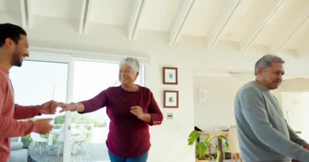 Ouders Kinderen Grootouders Woonkamer Dansen Met Plezier Verbondenheid Geluk Kwaliteitstijd — Stockvideo