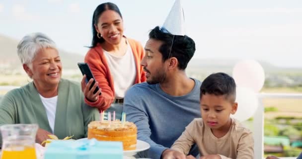 家庭でのビデオ通話で幸せな家族 誕生日やパーティー ケーキやお祝い付きの子供や祖父母 イベント 家や休暇でのグループのウェビナー 波と笑顔のための男性 女性または子供 — ストック動画