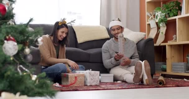 Árvore Natal Casal Presente Com Papel Embrulho Celebração Casa Feliz — Vídeo de Stock