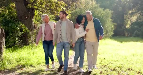 週末の旅行中に屋外公園で両親と一緒に自然 夫婦の散歩 緑の庭で彼らの大人の子供と一緒に引退した幸福 絆と高齢者と女性 — ストック動画
