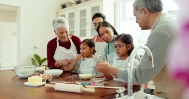 Stor Familj Matlagning Tillsammans Och Barn Lär Sig Baka Tårta — Stockvideo