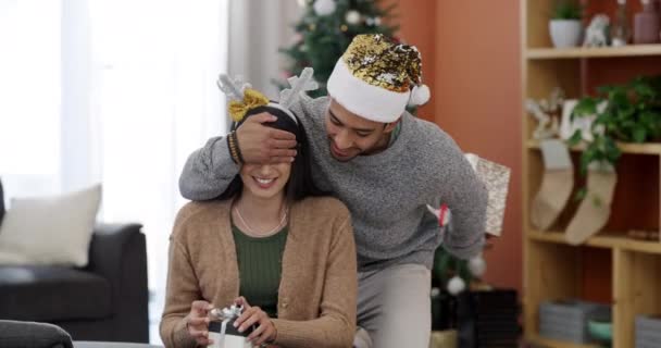 Surpresa Natal Casal Presente Com Homem Celebração Casa Com Chapéu — Vídeo de Stock
