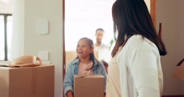 Aile Kapı Çocuklarla Kutularla Ebeveynlerle Yeni Bir Eve Taşınmak Yatırım — Stok video