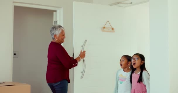 Старша Жінка Коробки Переїзд Сім Новий Будинок Щасливий Привітатися Діти — стокове відео