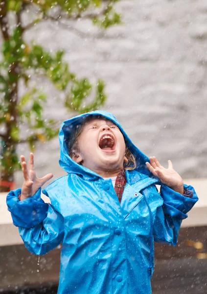 Tempo Umido Impermeabile Una Ragazza Che Gioca Sola Sotto Pioggia — Foto Stock