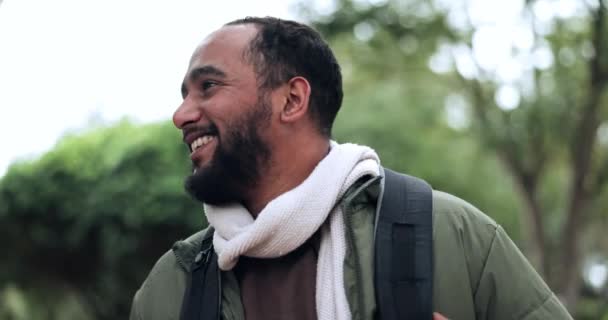 Wandern Mensch Und Lächeln Mit Blick Vom Trekking Auf Eine — Stockvideo