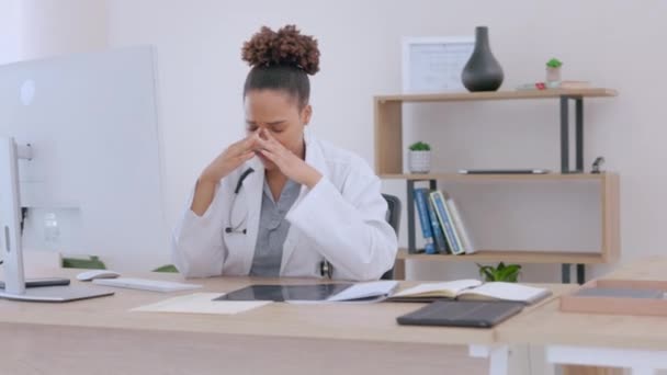 Traurige Frau Arzt Und Kopfschmerzen Bei Stress Irrtum Oder Enttäuschung — Stockvideo