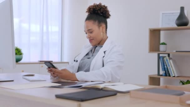 Comunicación Línea Médico Mujer Una Llamada Telefónica Oficina Para Consulta — Vídeos de Stock