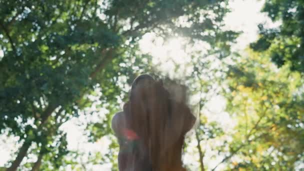 Жінка Осінь Кидання Листя Відкритому Повітрі Парку Деревами Свобода Веселощі — стокове відео