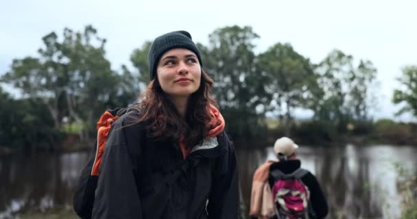 Mujer Senderismo Amigos Lago Naturaleza Para Ver Paz Viaje Persona — Vídeo de stock