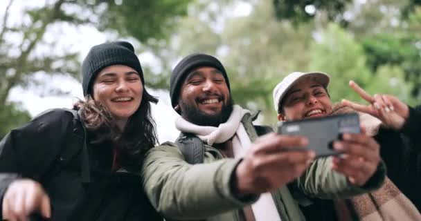 Amigos Bosques Excursionistas Tomando Una Selfie Mientras Caminan Aire Libre — Vídeos de Stock