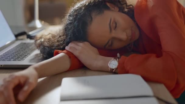Zmęczony Śpiący Kobieta Komputer Noc Dla Zmęczenia Zarządzania Czasem Zagrożenia — Wideo stockowe