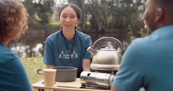 Freiwillige Tee Und Eine Gruppe Von Lagerberatern Unterhalten Sich Freien — Stockvideo
