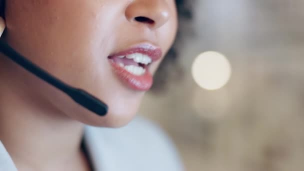 客户服务对话 妇女的办公室和嘴咨询 谈话或电话推销销售 商务交谈 呼叫中心咨询和女性在特写镜头耳机上的讲话 — 图库视频影像