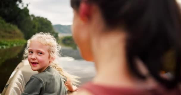 Madre Remando Niño Kayak Lago Vacaciones Vacaciones Viajar Juntos Mamá — Vídeo de stock