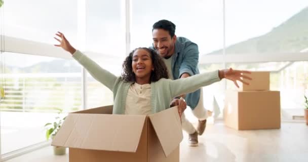 Neues Zuhause Vater Und Tochter Spielen Mit Box Lächeln Und — Stockvideo