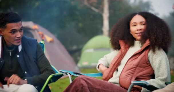 Freunde Feuer Und Gespräche Freien Beim Zelten Der Natur Für — Stockvideo