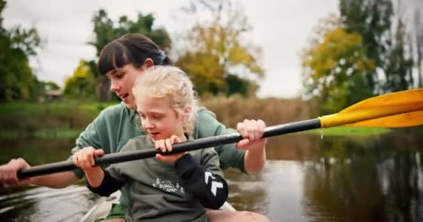 一緒に旅行で湖で子供 母の漕ぎとカヤック カヌーでママ 子供と女の子 川でボートとボンディング 家族の屋外での冒険での水とフィットネスの練習 — ストック動画