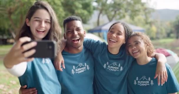 Kemping Selfie Przyjaciele Przytulają Się Zdjęcia Przyrodzie Łącząc Się Bawiąc — Wideo stockowe