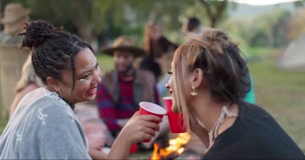 Frauen Jubeln Beim Festival Zelten Mit Getränken Feuer Und Glück — Stockvideo