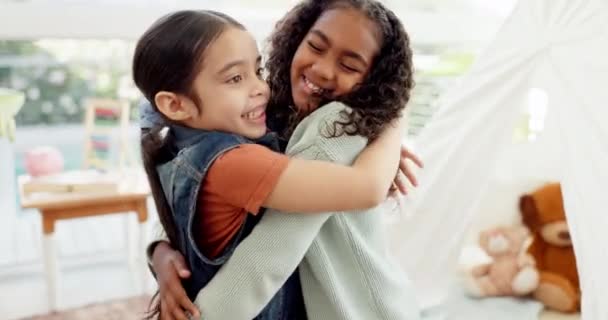 Siostry Przyjaciele Lub Dzieci Przytulają Się Domu Miłości Opieki Szczęścia — Wideo stockowe