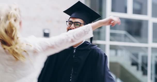 Mezuniyet Çift Kucaklaşması Üniversite Etkinliğinde Mutlu Bir Eğitim Için Erkek — Stok video