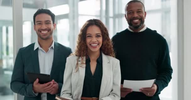 企業のコラボレーションや多様性のために働く人々の笑顔 チーム チームワーク パートナーシップ または会社のスタッフのためのオフィスでの従業員の幸せ 一緒に肖像画 — ストック動画