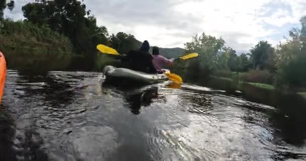 Kayak Viajes Personas Barco Lago Durante Unas Vacaciones Viaje Fin — Vídeos de Stock