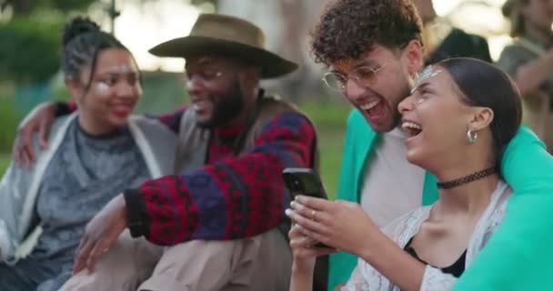 Arkadaşları Festivalde Telefon Kahkaha Mutlulukla Özgürlük Çeşitlilikle Birlikte Açık Hava — Stok video