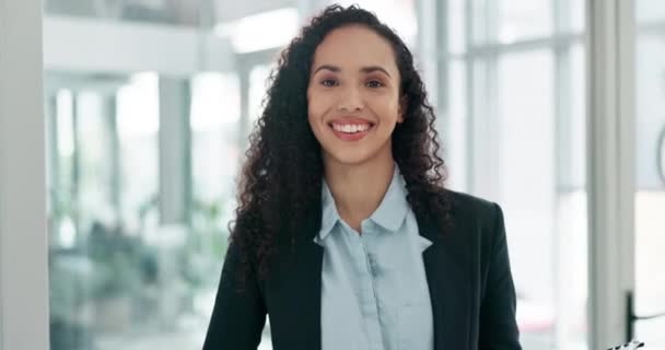 女人和事业 为成功或动力 面带微笑 有信心或有律师在公司工作 公司办公室的形象 企业家和女性专业或积极向上的心态 — 图库视频影像