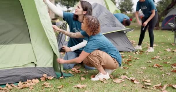 营地辅导员和帐篷在一个女孩的支持下帮助户外 同时为幼儿和妇女提供露营 度假和生存教育 并传授自由和青年知识 — 图库视频影像