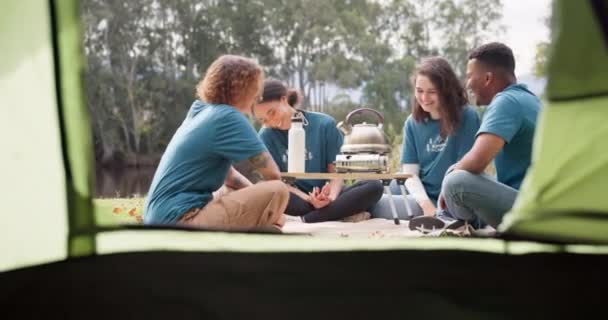 茶和一个营地志愿者小组在室外交谈 同时为社区规划一个外展方案 自然或咖啡与顾问朋友坐在户外谈论慈善 — 图库视频影像