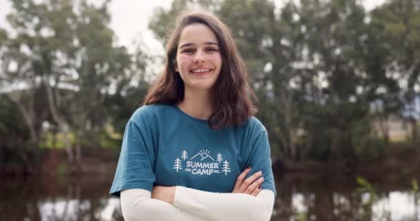 Sonríe Retrato Mujer Con Confianza Campamento Verano Feliz Consejero Naturaleza — Vídeo de stock