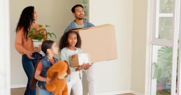 Ευτυχισμένη Οικογένεια Κουτί Και Μετακίνηση Νέο Σπίτι Για Την Ακίνητη — Αρχείο Βίντεο