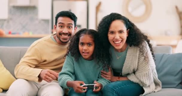 孩子赢得了电子游戏 与父母的快乐 家人的支持和挑战 与男人 女人和女孩一起在家里鼓掌 游戏比赛的成绩和安慰 — 图库视频影像