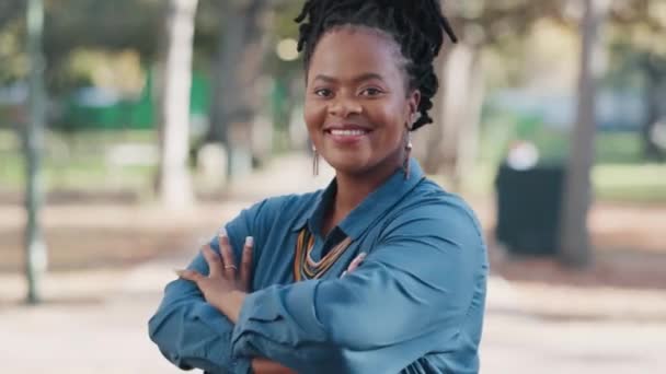 Mulher Negra Parque Retrato Com Braços Cruzados Felicidade Natureza Com — Vídeo de Stock