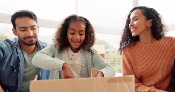 Teddy Bear Gadis Dengan Senyum Dan Keluarga Bergerak Dengan Kotak — Stok Video