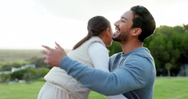 Abrazo Padre Niña Aire Libre Felicidad Tiempo Calidad Con Alegría — Vídeo de stock