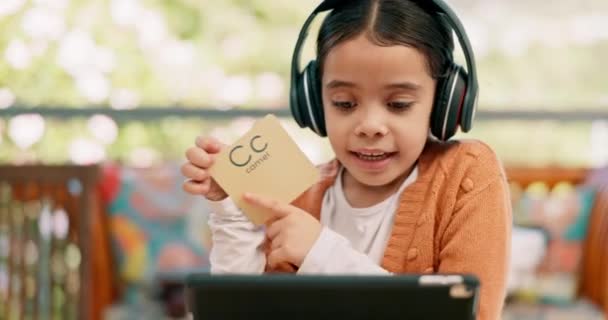 アルファベット 言語を勉強し 宿題をするためのラップトップで話して子供 コンピュータ上のオンラインクラスで話している間 教育のためのカードを持つ幸せな家と小さな女の子 — ストック動画