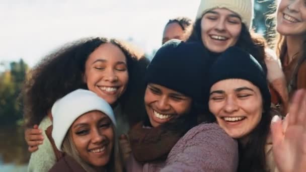 Kelompok Wanita Dan Tanda Damai Untuk Selfie Alam Dengan Keragaman — Stok Video