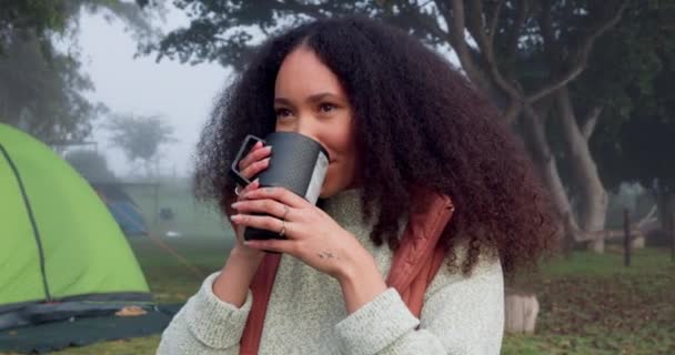 Kamp Sabah Kadın Dinlenmek Sakin Olmak Için Kahve Içiyor Tatilde — Stok video