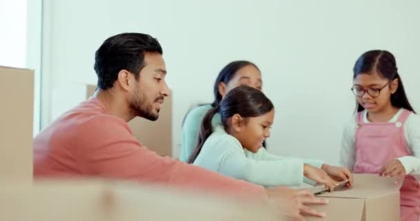 Föräldrar Barn Och Flytta Packa Upp Nytt Hus Med Upphetsad — Stockvideo