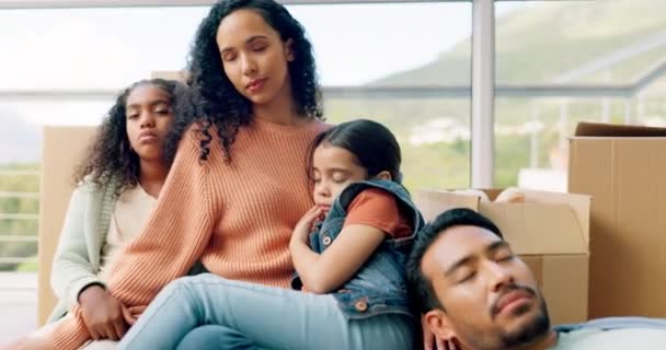 Yorgun Bir Aile Gayrimenkul Taşınmaktan Yeni Bir Evde Uyumak Dairede — Stok video