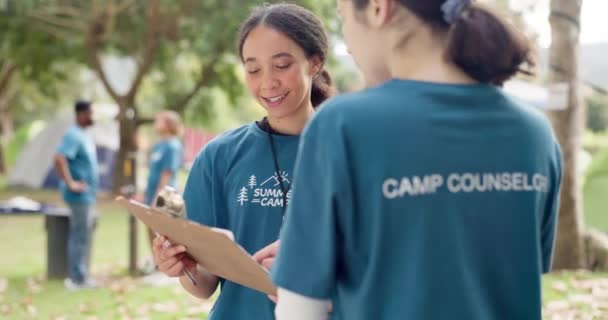 Gespräche Natur Und Frauen Mit Einer Liste Für Ein Camp — Stockvideo