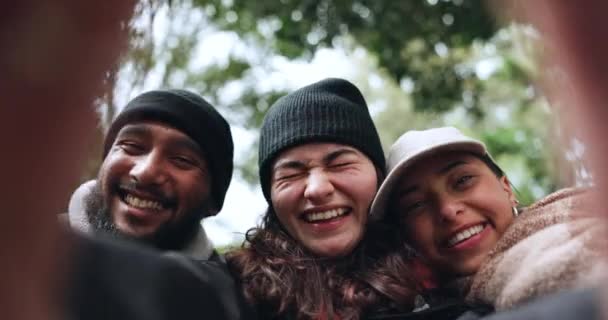 Amigos Cara Excursionistas Tomando Una Selfie Mientras Caminan Aire Libre — Vídeo de stock