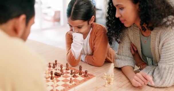 Rodina Matka Dítě Hrají Doma Šachy Při Výuce Nebo Učení — Stock video