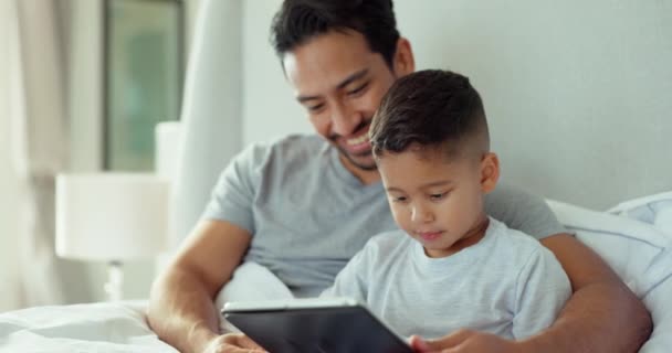 Padre Niño Niño Con Tableta Dormitorio Para Juegos Línea Lectura — Vídeos de Stock